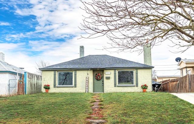 bungalow featuring a front yard