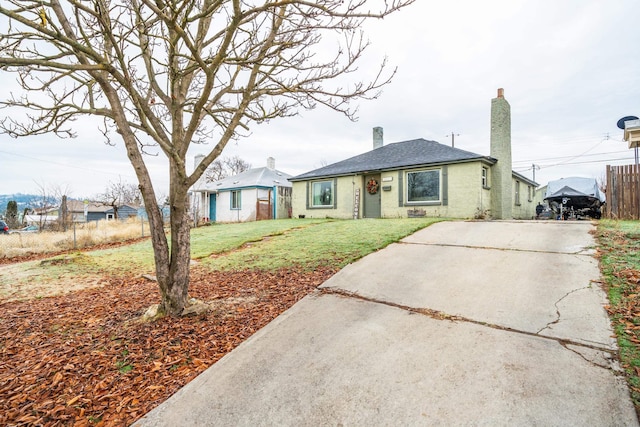 view of front of property featuring a front lawn