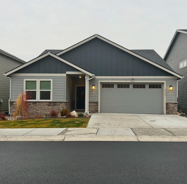 craftsman house featuring a garage