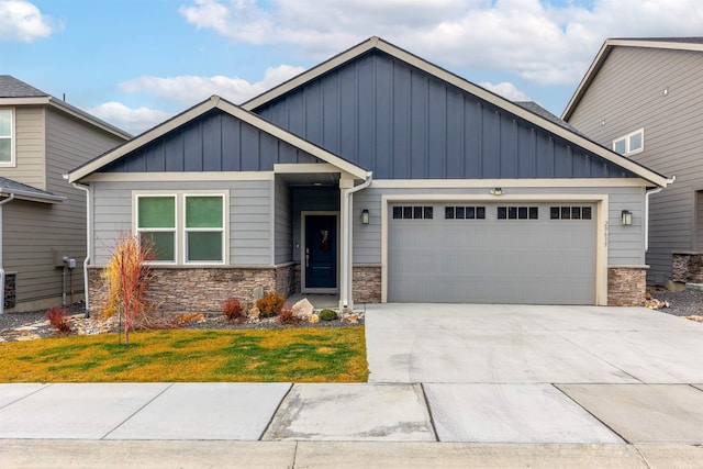 craftsman house featuring a garage