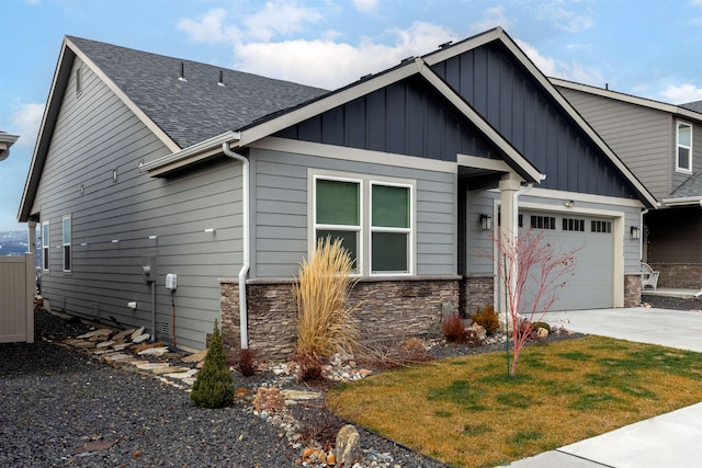 craftsman house featuring a garage