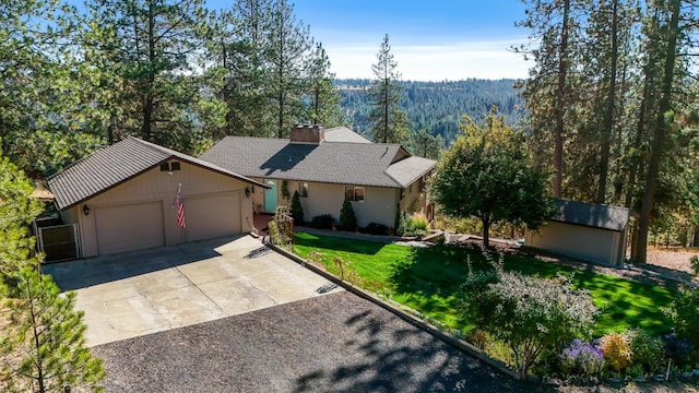 view of front of house featuring an outbuilding and a front yard