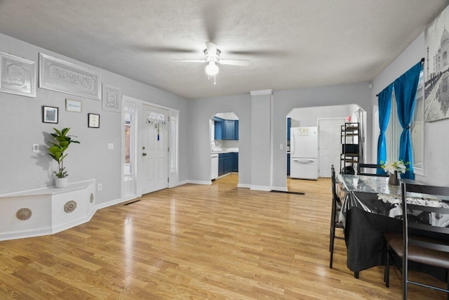 entryway featuring a textured ceiling, light hardwood / wood-style floors, and ceiling fan