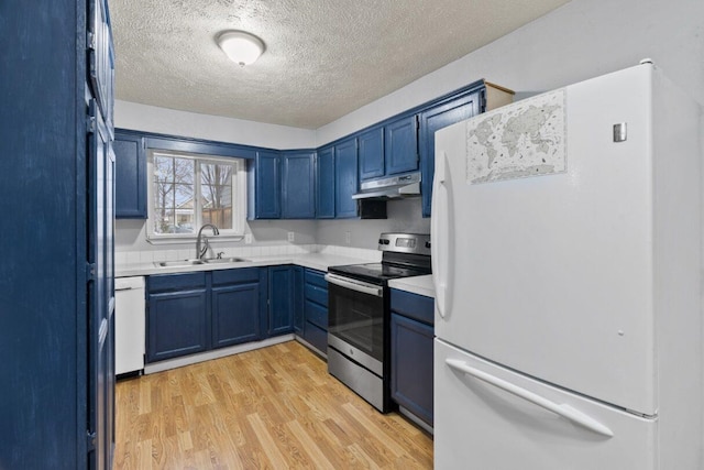 kitchen with sink, blue cabinets, a textured ceiling, white appliances, and light wood-type flooring