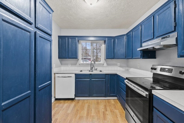 kitchen featuring dishwasher, stainless steel electric range oven, blue cabinetry, and sink