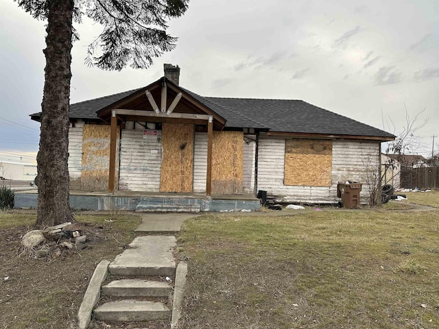 view of front facade featuring a front yard