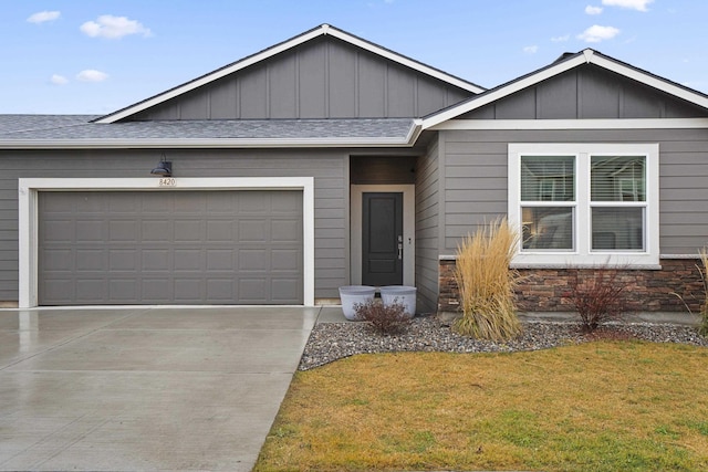 view of front facade featuring a front lawn and a garage