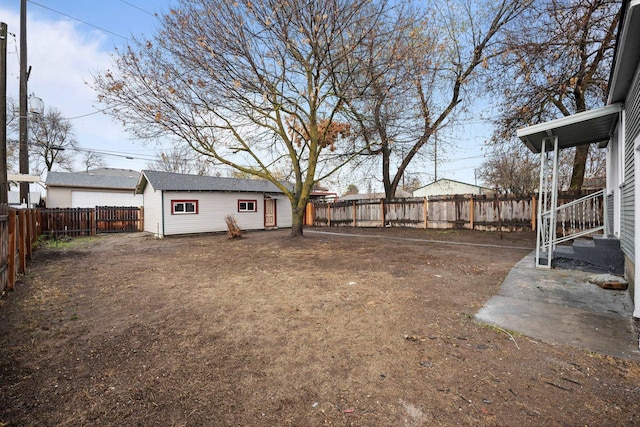 view of yard featuring an outdoor structure