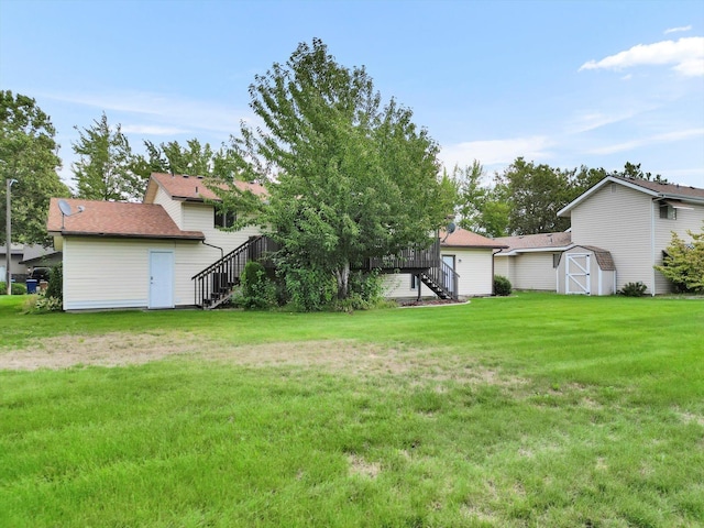 view of yard featuring a storage shed