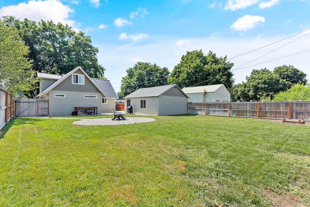 view of yard with an outbuilding