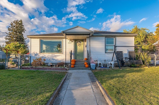 view of front of home featuring a front yard