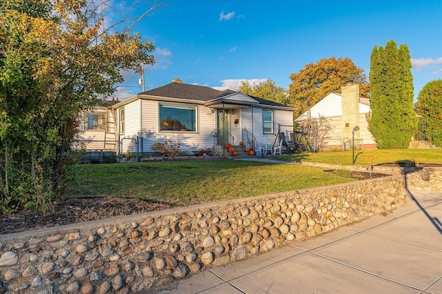 view of front of house featuring a front lawn