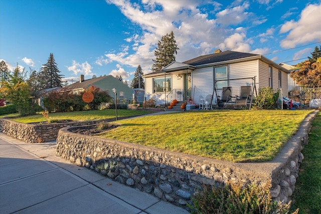 view of front of house featuring a front yard