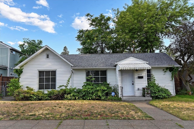 view of front of home featuring a front lawn