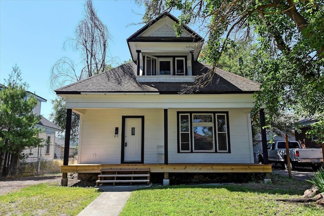 view of front facade with covered porch and a front lawn