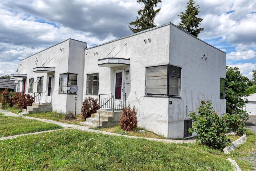 art deco home featuring a front yard