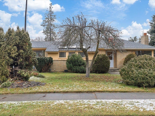 view of front facade with a front yard