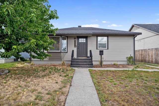 bungalow featuring a front lawn