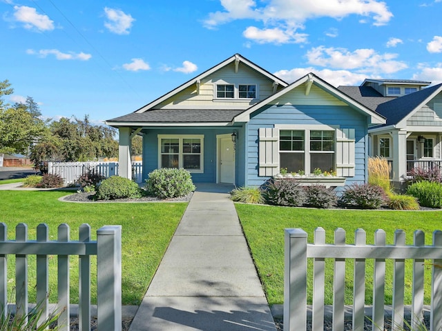 view of front of property featuring a front lawn