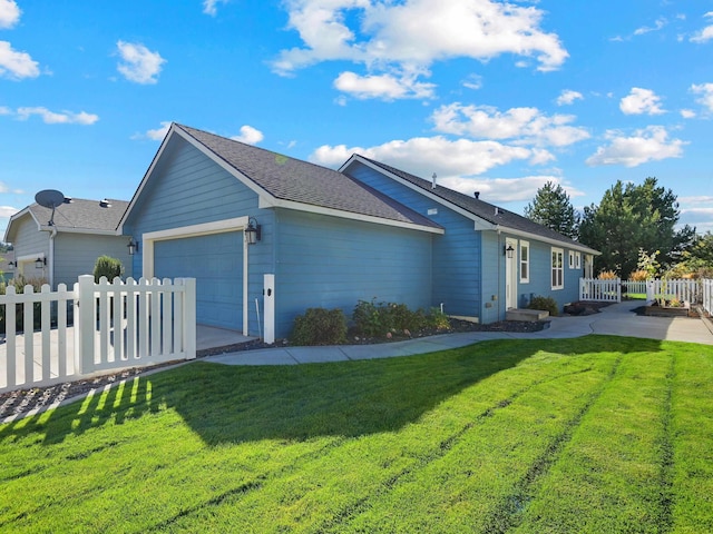 view of front of property featuring a front yard and a garage