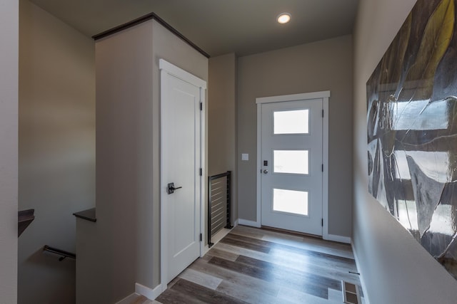 foyer entrance featuring recessed lighting, a healthy amount of sunlight, baseboards, and wood finished floors