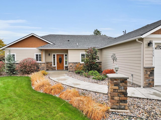 view of front of home featuring a front yard and a garage