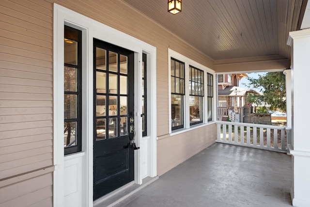 property entrance featuring a porch