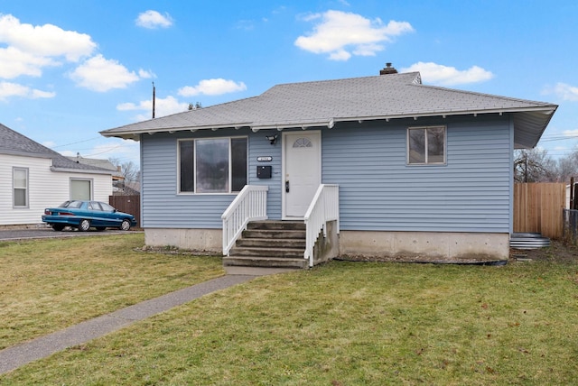 bungalow featuring a front lawn