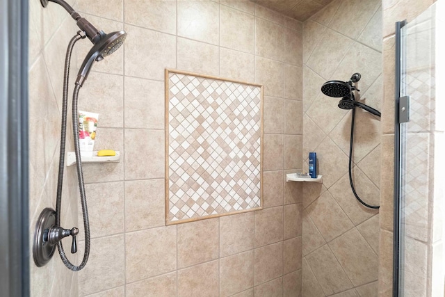 bathroom featuring tiled shower