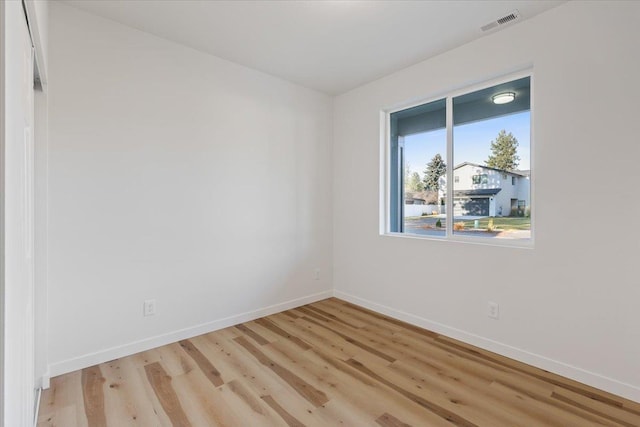 full bathroom with hardwood / wood-style floors, vanity, backsplash, tiled shower / bath, and toilet