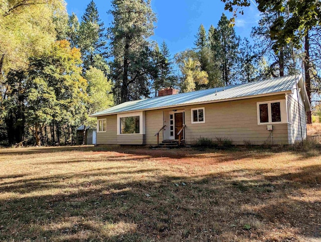 view of front of property with a front yard