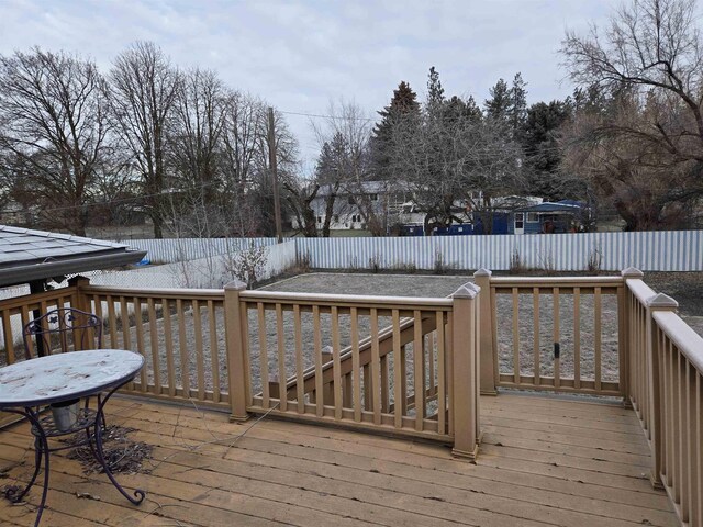 view of yard with a storage shed