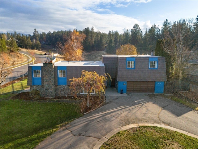 view of front of property featuring a front yard and a garage