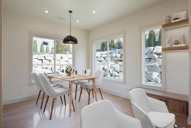 dining room featuring light wood finished floors, visible vents, recessed lighting, and baseboards