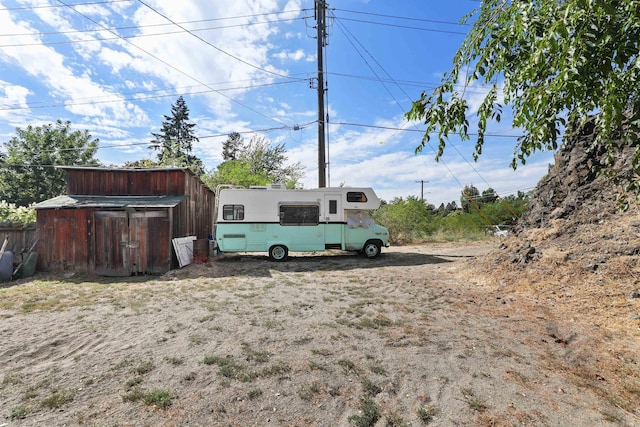 view of yard featuring a storage unit