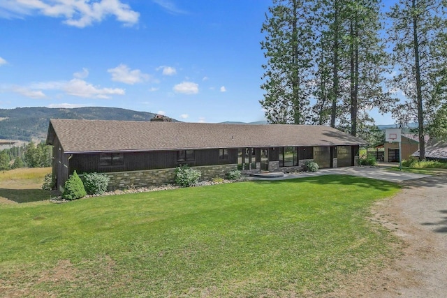 single story home with a mountain view and a front yard