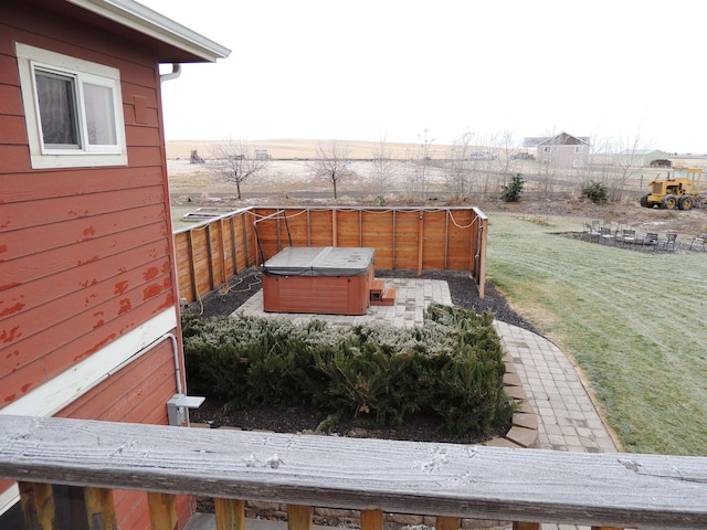 view of yard with a hot tub