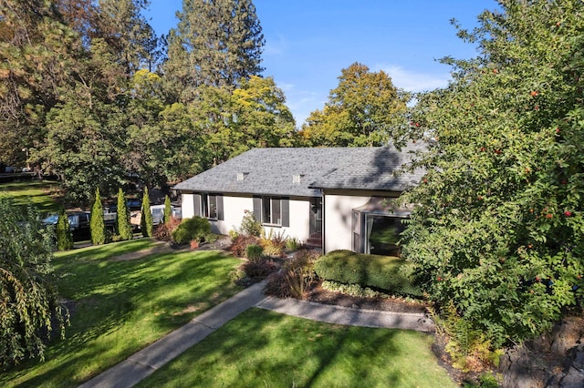 view of front of home featuring a front yard