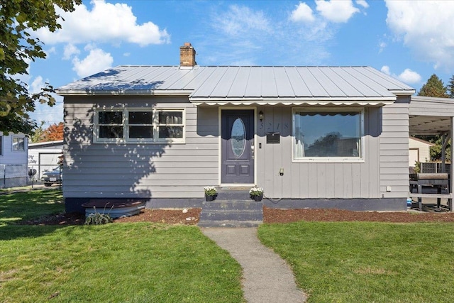 view of front facade with a front yard