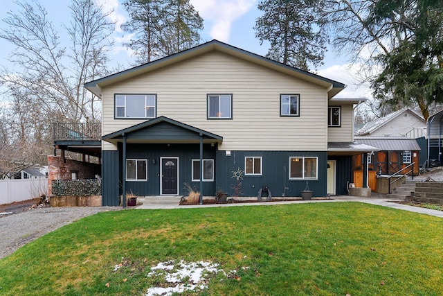 view of front facade featuring a front lawn