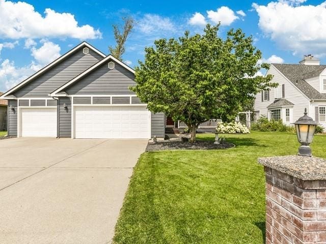 view of front facade featuring a front yard and a garage