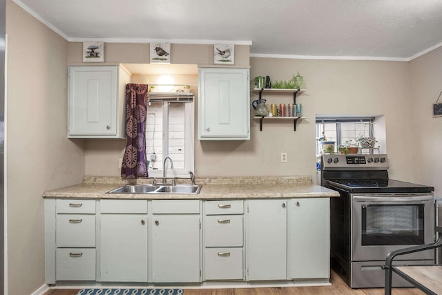 kitchen featuring stainless steel electric stove, sink, light wood-type flooring, and ornamental molding