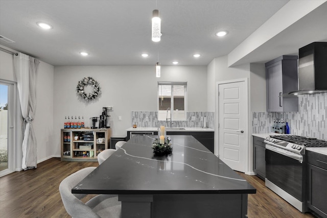 kitchen featuring sink, dark hardwood / wood-style flooring, a kitchen island, and appliances with stainless steel finishes