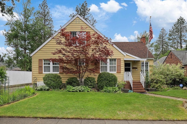 bungalow-style house featuring a front lawn