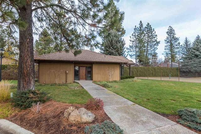 view of front of house featuring a front yard