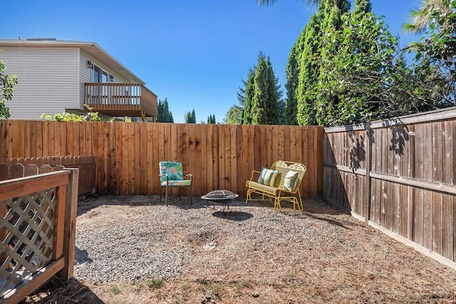 view of yard featuring a fire pit