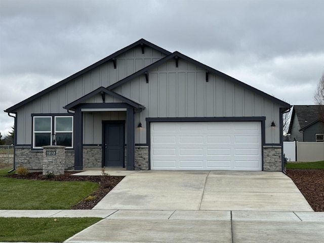 view of front of house featuring a front yard and a garage