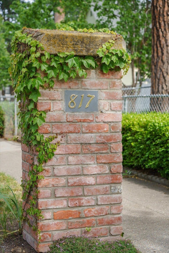 view of community / neighborhood sign