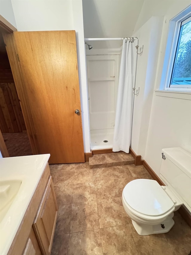 bathroom featuring a shower with curtain, vanity, and toilet