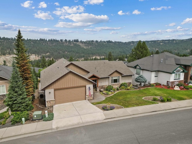 view of front of home featuring a front yard and a garage